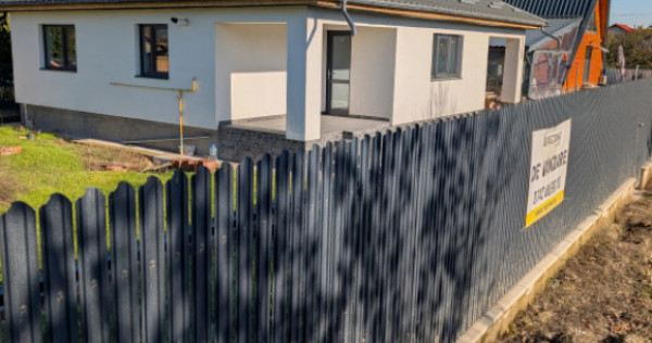 Casa cu garaj Lilieci- teren 540m, canalizare, apa, gaz.