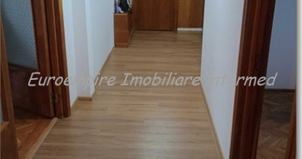 Apartament 4 camere decomandate zona Spital