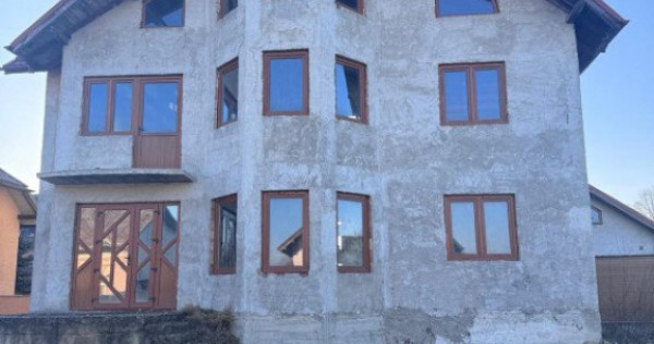 Casa la rosu, central, Radauti