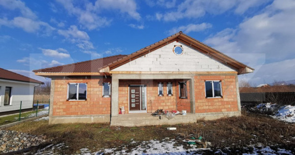 Casa la rosu 3 dormitoare, 145 mp, 750 mp teren, zona Unirea