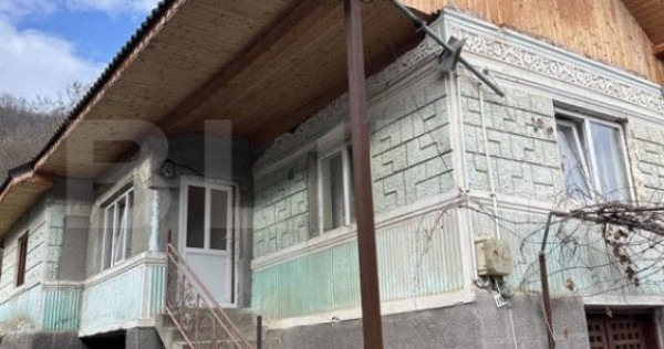 Casa cu 3 camere, zona Isvarna