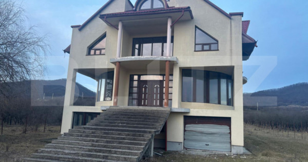 Casa de vanzare, cu 5 camere, 460 mp+teren 5800 mp, 10 km de