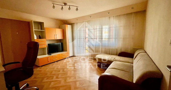 Apartament cu 3 camere, 2 bai, etaj intermediar, zona Ara...