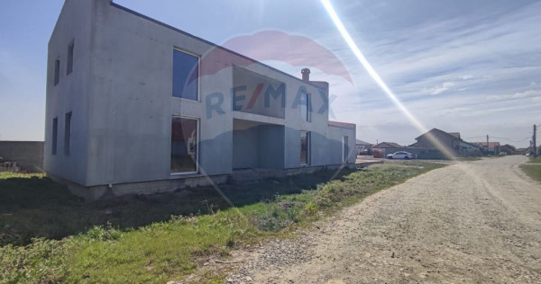 Casă cu mansarda de vanzare Osorhei, 8 km de Oradea