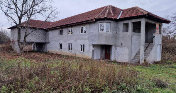 Cladire Multifunctionala, situata în Arcani, Sat.Arcani