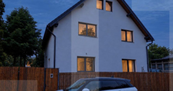 Casă spațioasă, de vanzare, cu 10 camere, 200 mp, zona se