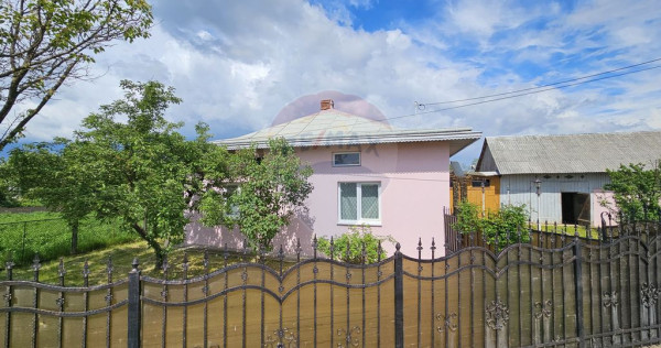 Casă cu 3 camere, teren intravilan de 1300mp în Ipoteș...