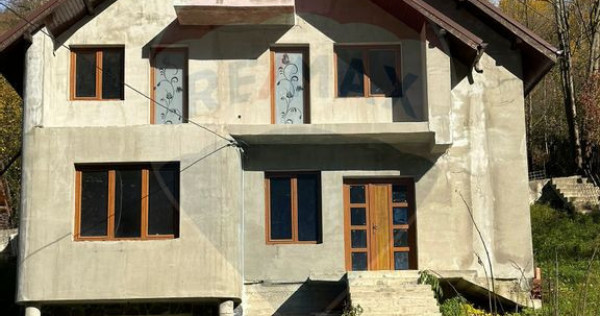 Casă / Vilă la gri in Pangarati Neamt