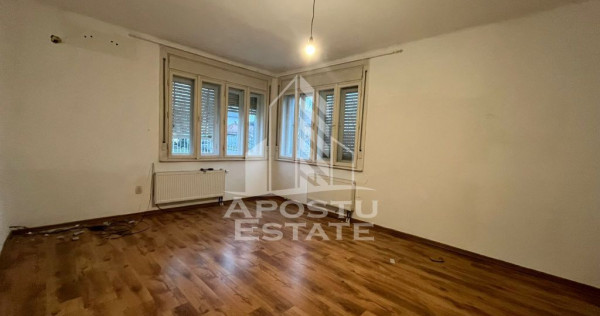 Casa individuala, cu 3 camere, 2 fronturi, teren 652, zon...