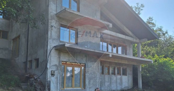 Casă / Vilă la gri aproape gata sa devina " acasa" !