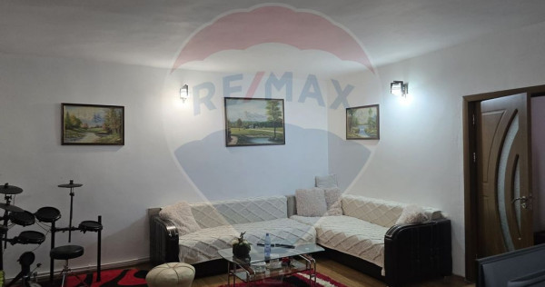 Casă / Vilă cu 5 camere de v&acirc;nzare &icirc;n zona George Enescu