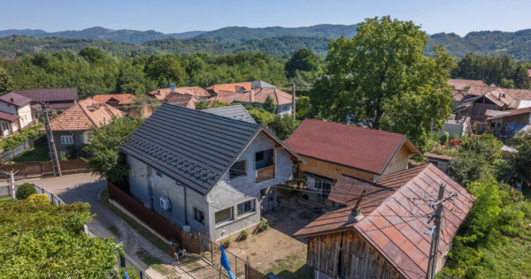 Casa de Maneciu Pamanteni, singur curte