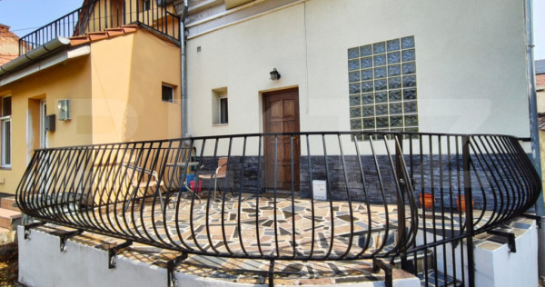 Casa ultracentrala pe 2 niveluri, 2 bai, curte comuna 3 veci