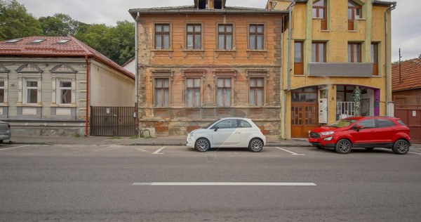 Vilă pe str Alexandru Ioan Cuza, 10 camere, S + P + E, t...