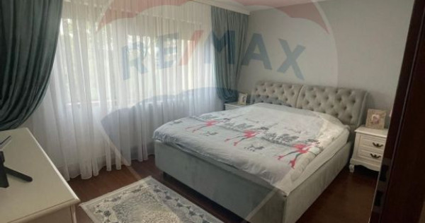 Apartament cu 3 camere de vânzare în zona Rovine