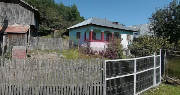 Casa batraneasca cu teren (4.910 mp) la Alunis