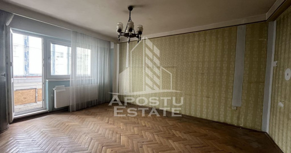 Apartament cu 3 camere, decomandat, centrala proprie,Spit...