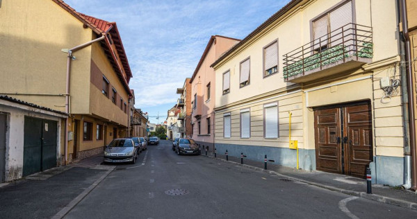 Etaj &icirc;ntreg de v&acirc;nzare, ultracentral &icirc;n Arad | 190.000...