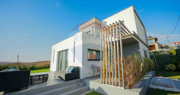 Casă modernă în stil mediteranean, cu terase și veder...