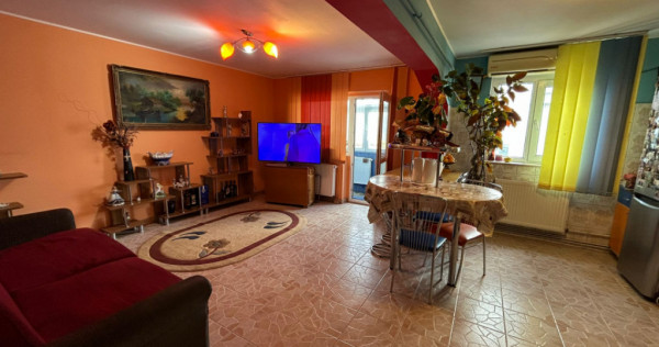 - Apartament 3 camere decomandat, zona Calarasilor.