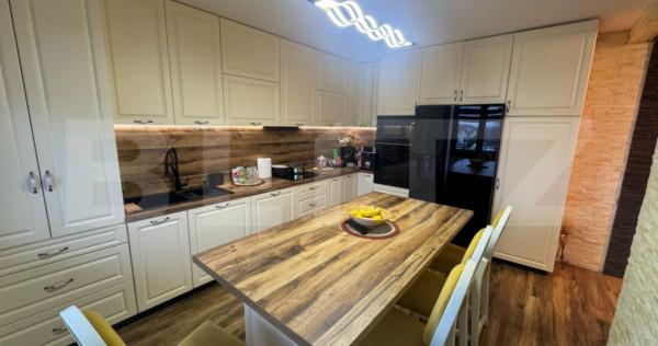 Apartament cu 4 camere de vanzare, 133 mp, zona Careiului