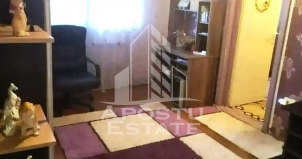 Apartament cu 3 camere, semidecomandat,etaj intermediar S...
