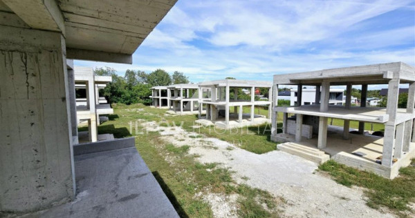 Ansamblu 8 case la structura, 3298mp teren, autorizatie vala