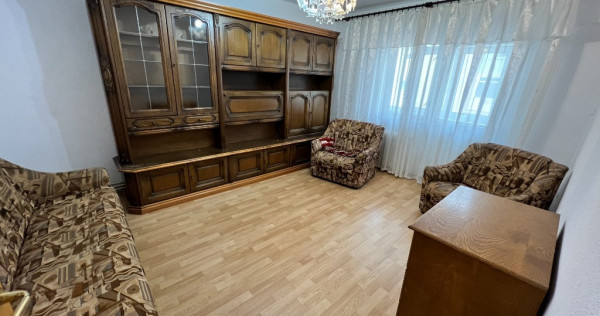 INCHIRIEZ apartament 4 camere decomandat, zona Vasile Aaron