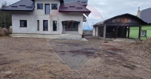 Casă / Vilă cu 8 camere de v&acirc;nzare