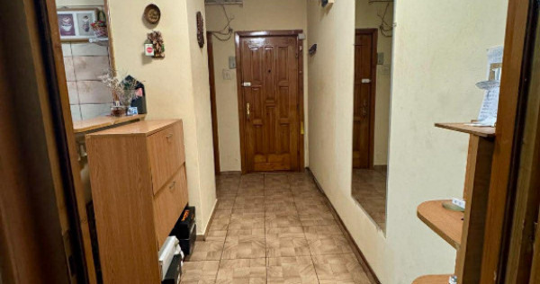 Apartament de 3 camere zona TRACTORUL