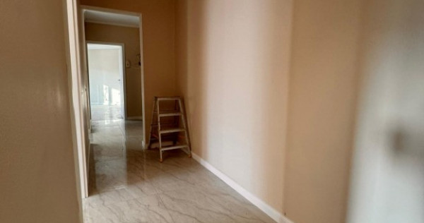 {Aparatorii Patriei} Apartament 3 camere, decomandat - 74 mp - An 1985