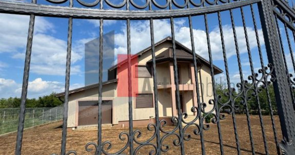 Casa la rosu in Peris