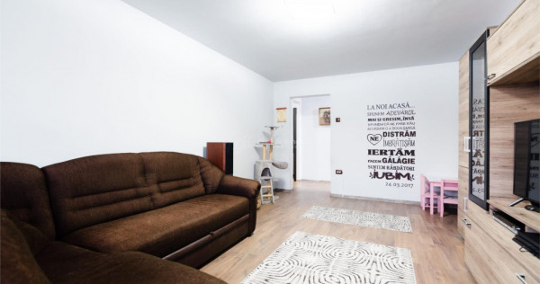 Apartament spatios cu 4 camere si 2 bai - in zona linistita