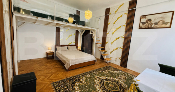 Garsonieră spațioasă, tip duplex, &icirc;n centrul istoric al