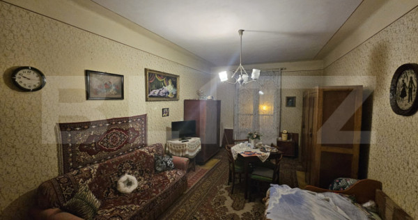 Apartament de v&acirc;nzare cu 2 camere, 80mp, decomandat, Ocna M