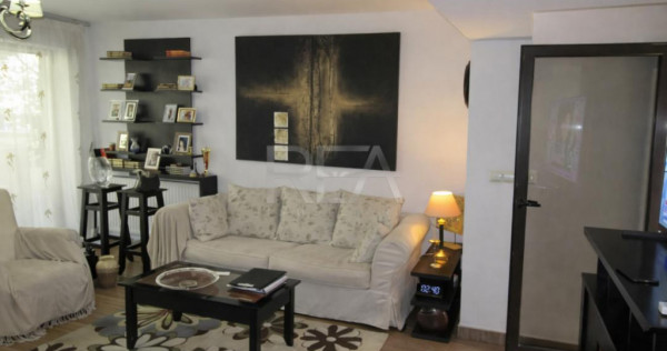 Vilă 5 camere Trapezului, centrală, an 2007, 174 mp