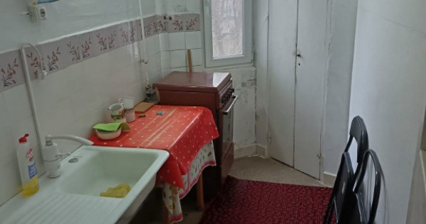 Apartament 3 camere etaj 2/4 Viziru 1 Liber.