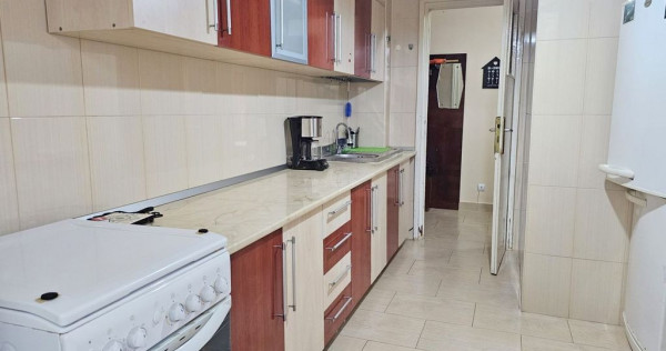 Apartament cu 3 camere, etaj intermediar - Piata Centrala