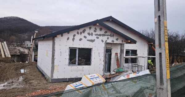 Casa nouă 3 camere la cheie. Tomesti-Chicerea.