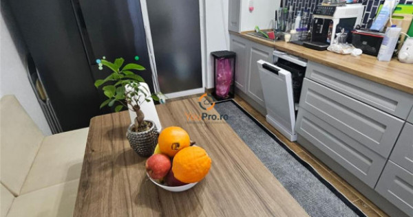 Decomandat 3 camere vedere pe doua parti zona Lipovei