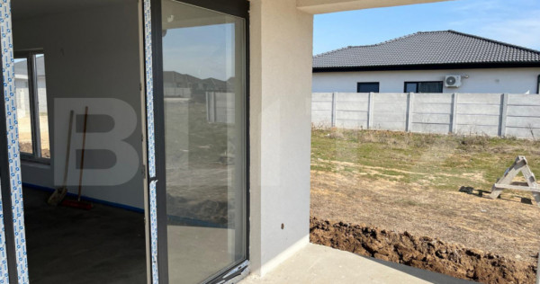 Casa individuala Santandrei cu gard imprejmuire din placi de