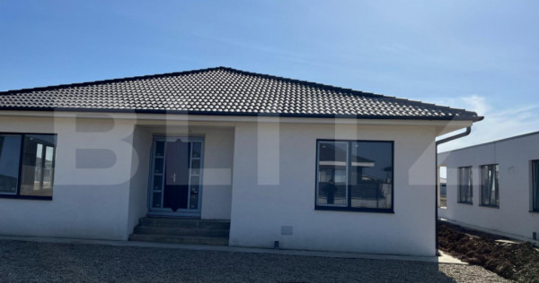 Vand casa individuala Santandrei cu gard de imprejmuire din