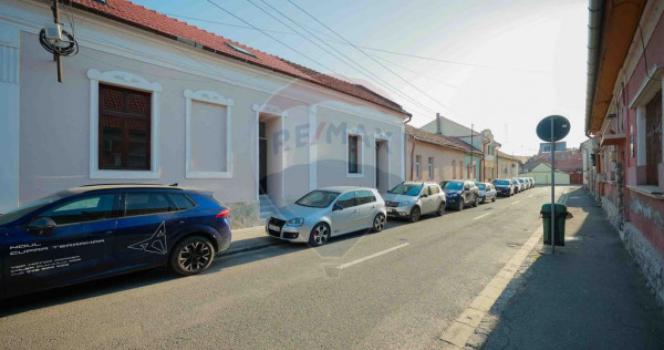 Apartament cu 4 camere de v&acirc;nzare, ultracentral