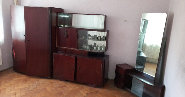 Apartament cu 2 camere, bucătărie separată, baie, hol de acces, balcon