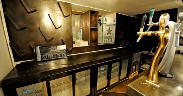 Spațiu comercial de 1,000mp de v&acirc;nzare &icirc;n zona P-ta Un...