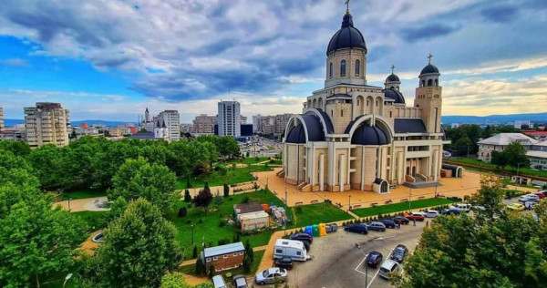 Zonă Centrală- spațiu vizibil stradal- amenajat salon mod