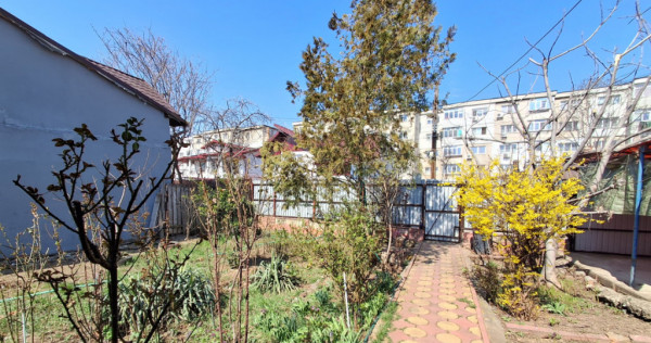 Casă la curte, 100 mp, zona Mihai Bravu