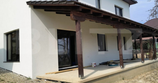 Casa spatioasa de vinzare,ideala pentru confort si liniste