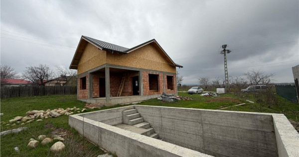 Casa la rosu din caramida de in comuna Carligele