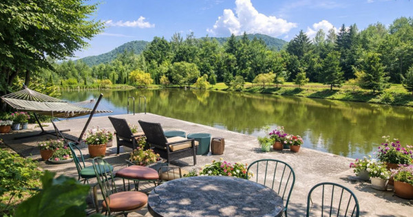 FILM! Oaza paradisiaca cu lac, vedere catre Bucegi, Glajerie